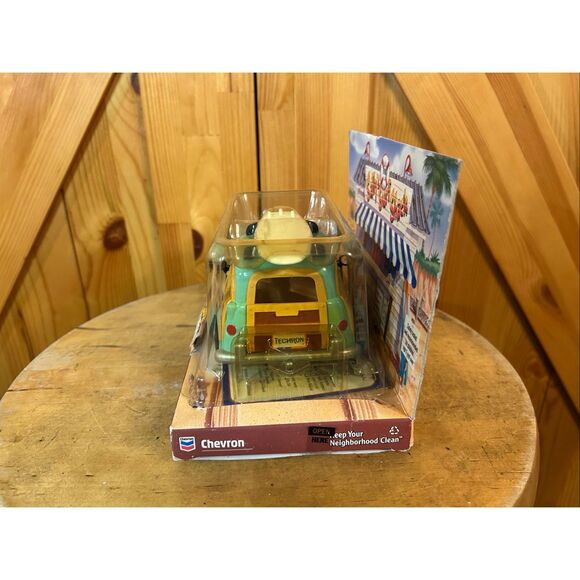 Chevron Cars Woody Wagon w Surfboard (6144) - Picture 2 of 6